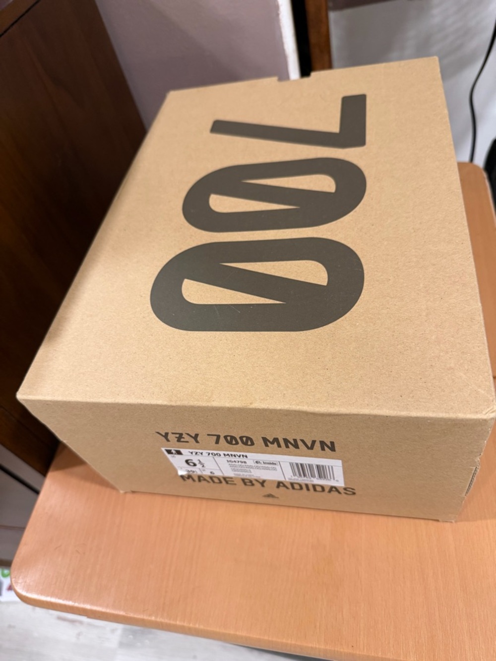 Men's White and Black Adidas YEEZY boost 700 MNVN - Picture 7 of 8